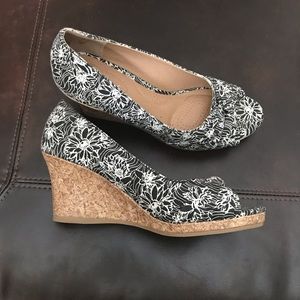 DexFlex Comfort Black/White Floral Wedge Size 6